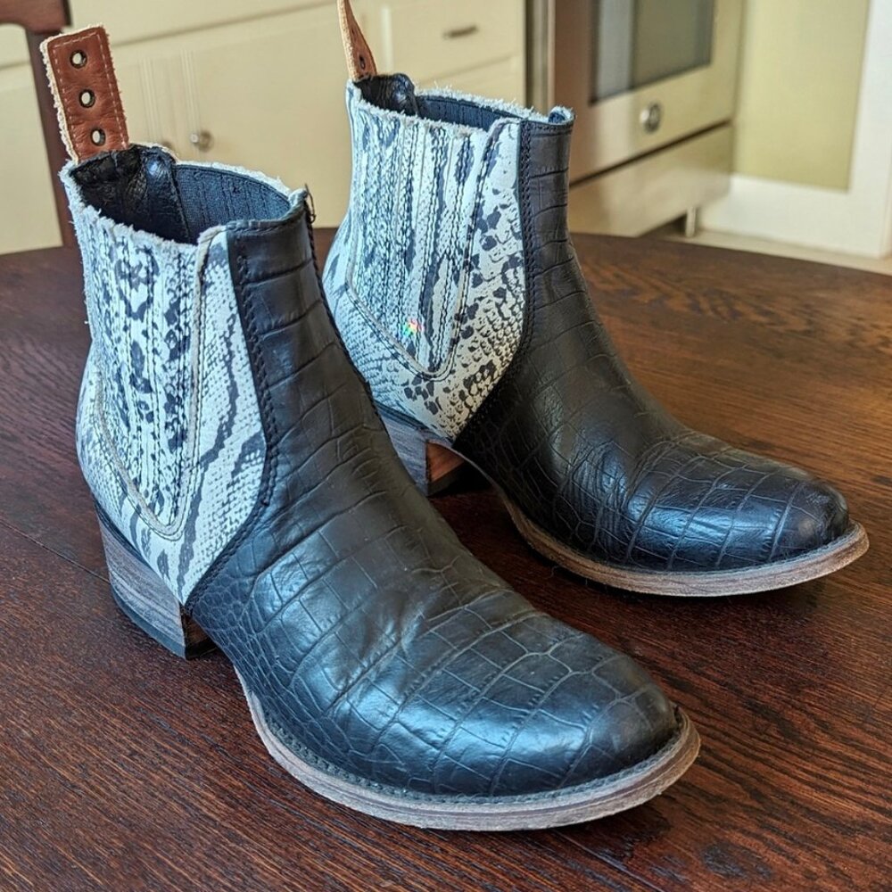 FREEBIRD by Steven Salamanca Black White Snake Skin Leather Ankle Boots Size 8